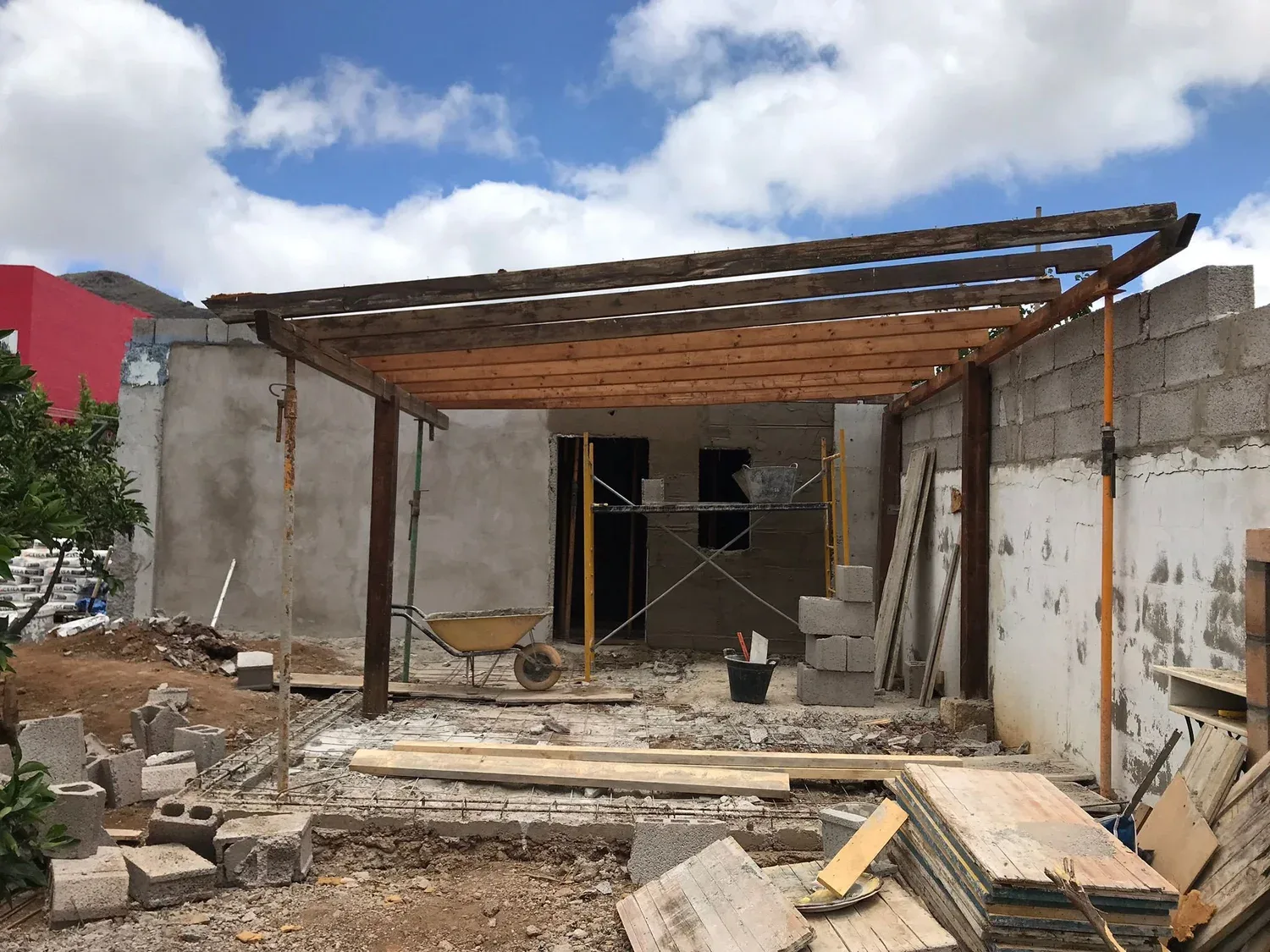Porche del proyecto Telde 2 durante la obra, estructura vista