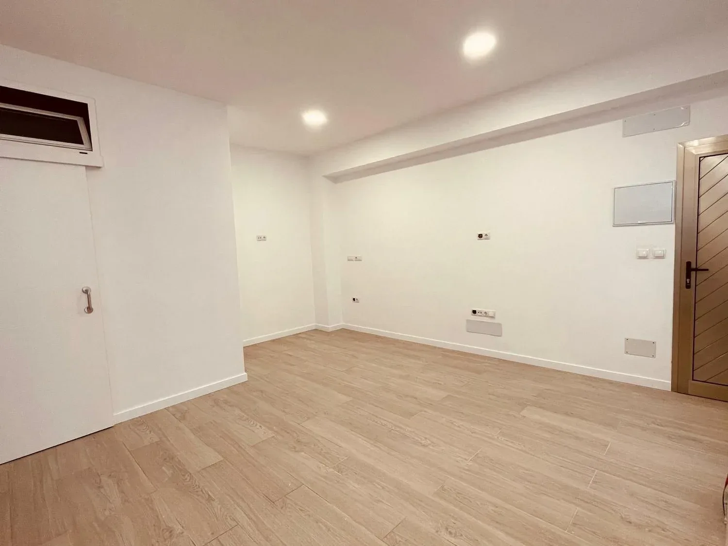 Salón de la vivienda reformada en Telde con diseño cálido